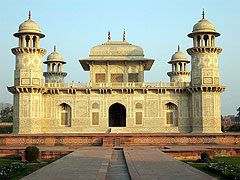 Agra: Itmad-Ud-Daulah Tomb