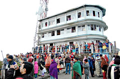 Darjeeling: The Crowd at Tiger Hill