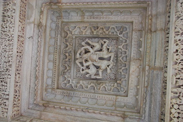 Decke-im-Eingang-des-Tempels