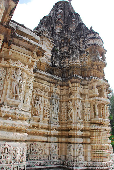 Der-Tempel-hat-den-typisch-nordindischen-Dachaufbau-Shikhara