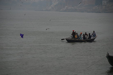 Drachenfliegen-von-ein-Boot-auf-den-Ganges