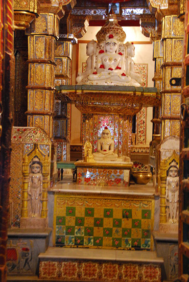Jain-Tempel-Marmorstatue-von-Sumtinatha