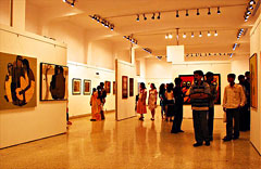 Mumbai: inside of Jehangir art gallery