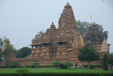 Parkanlage mit Tempeln in Khajuraho
