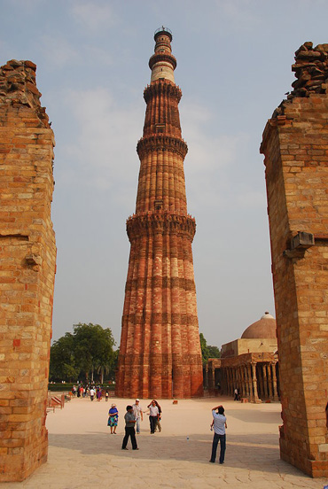 Qutb-Minar-Delhis-Wahrzeichen-der-spitz-zulaufende-rote-Sandsteinturm