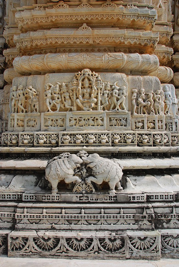 Reliefs-an-der-Parshvanatha-Tempel-n-Ranakpur