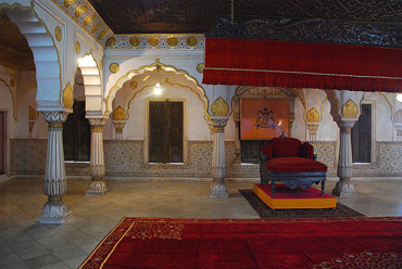 Saal-im-Blumenpalast-im-Junagarh-Fort