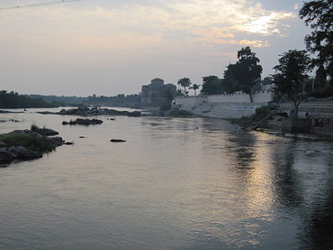 Sonnenuntergang-am-Fluss-in-Orchha