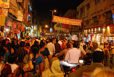 Strasse-Abends-in-Varanasi