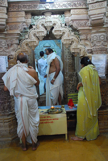 Weissgekleidete-in-der-Jain-Tempel-Jaisalmer